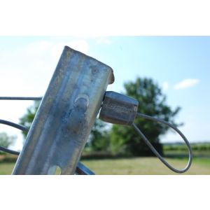 Drahtspanner Plus 1 von Gripple an Endpfahl, der Drahtseil befestigt