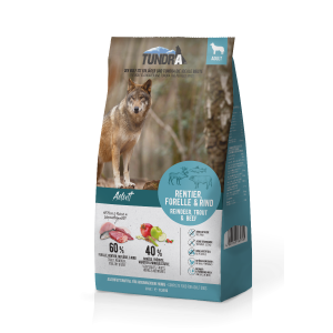 Foto zeigt einen 11,34 kg Sack Tundra Dog Rentier, Forelle & Rind Trockenfutter mit hochwertiger, naturbelassener Verpackung.